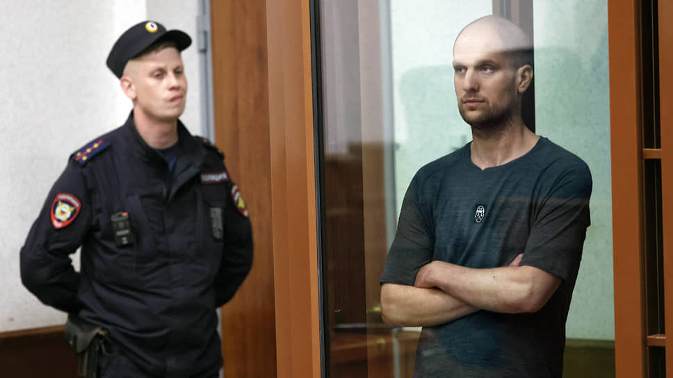 Журналист газеты Wall Street Journal (WSJ) гражданина США Эван Гершкович (справа) во время вынесения приговора