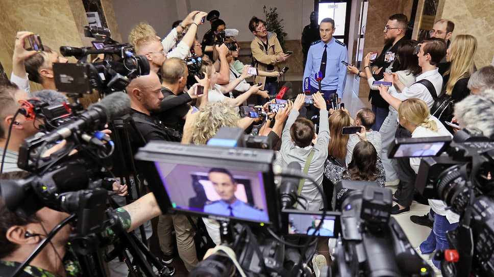 Прокурор Микаэль Оздоев (в центре) во время общения с журналистами после заседания суда