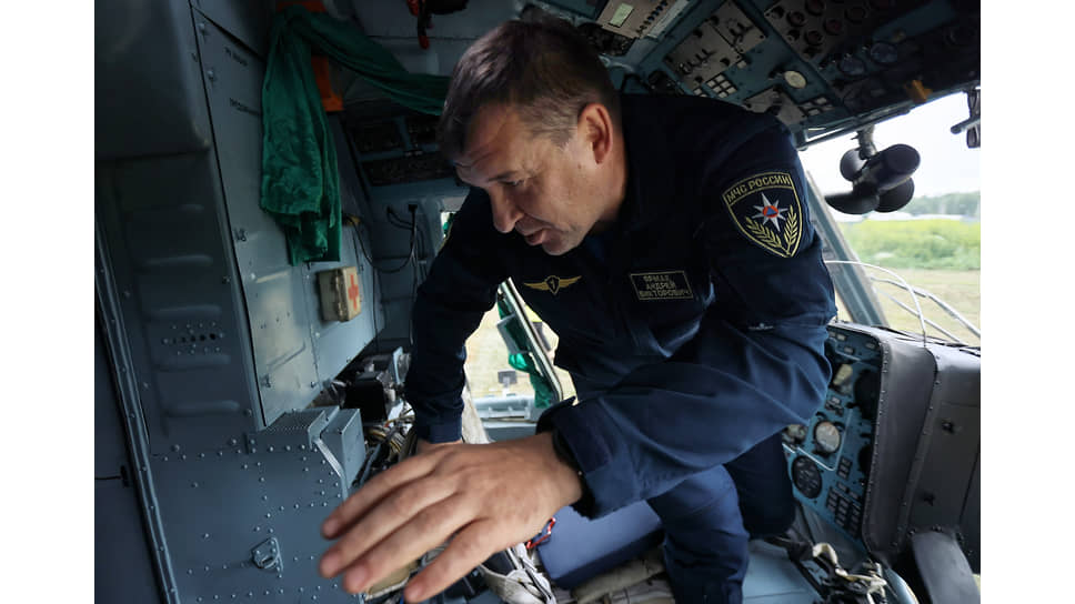 Пилот вертолета МЧС России во время учений