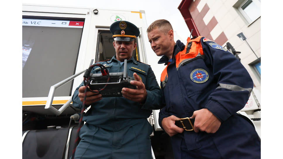 Сотрудники МЧС России во время управления дроном