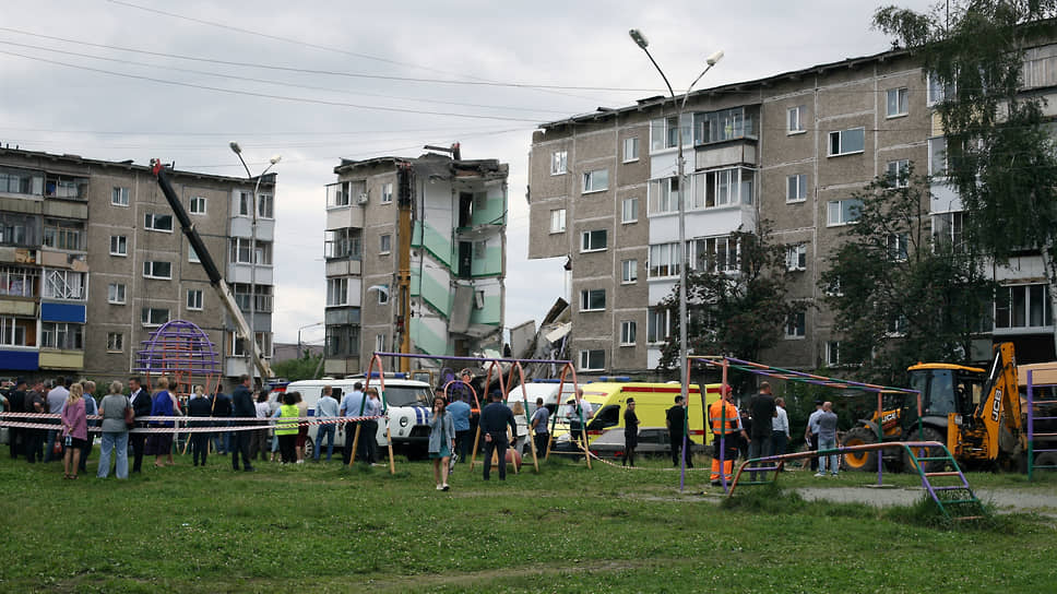 Территорию вокруг дома огородили. после обрушения из соседних подъездов и домов эвакуировали около 70 человек