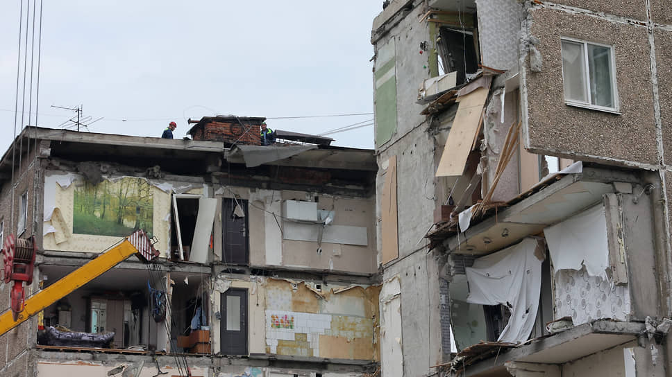 Взрыв расколол шестиподъездный дом на две части. Очевидцы рассказывали, что взрыв был слышен в разных частях города.