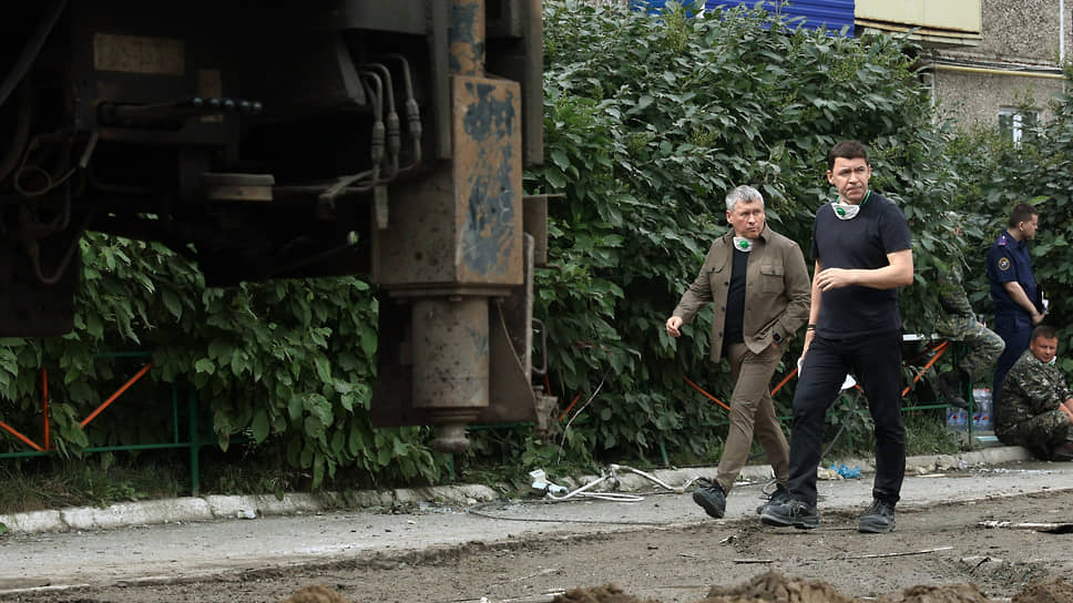 Губернатор Свердловской области Евгений Куйвашев (справа) на месте обрушения