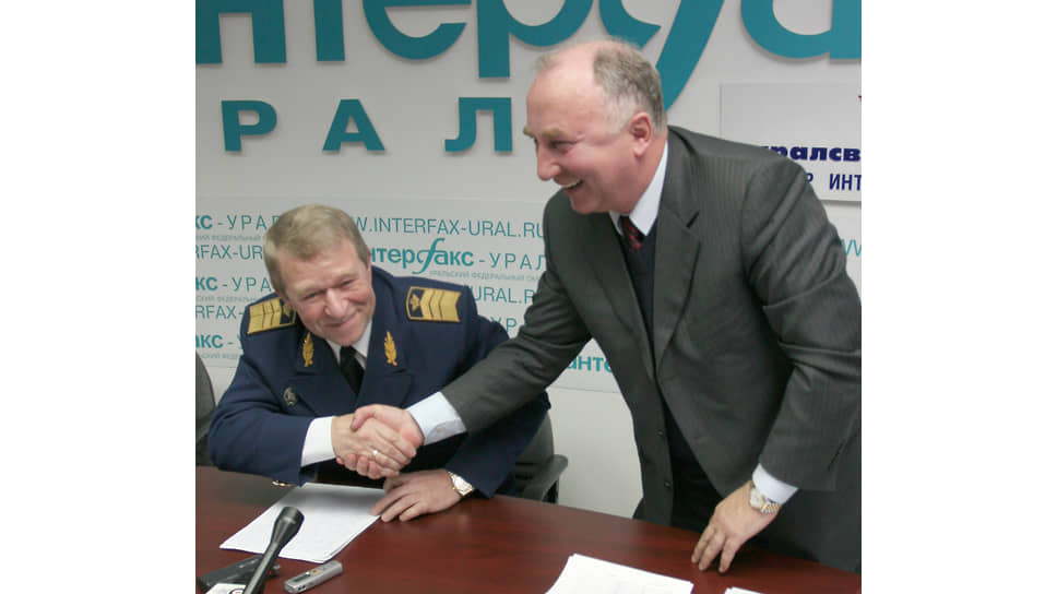 Господин Скуратов является заслуженным пилотом России, заслуженным работником транспорта РФ, награжден знаком «Отличник воздушного транспорта», орденом Почета и орденом Дружбы.
