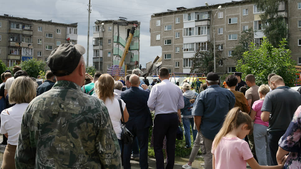 Обрушение подъезда жилого дома в результате взрыва газового баллона на улице Сибирской в Нижнем Тагиле