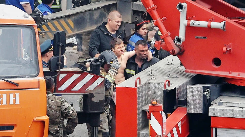 Обрушение подъезда жилого дома в результате взрыва газового баллона на улице Сибирской в Нижнем Тагиле. Сотрудники МЧС России несут спасенного пострадавшего