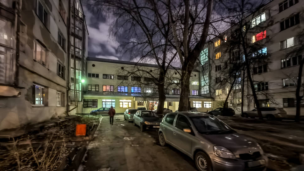 Креативный кластер «Л52» расположен в памятнике конструктивизма — жилом комплексе «Дома Госпромурала» на проспекте Ленина, 52