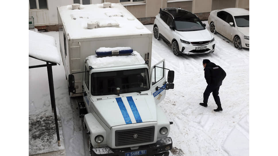  Автомобиль для перевозки заключенных у здания суда