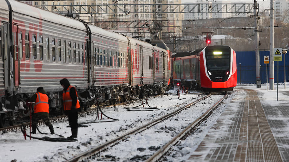   Первое прибытие скоростного поезда ЭС104 (&quot;Финист&quot;)  на станцию &quot;Екатеринбург-Пассажирский&quot;