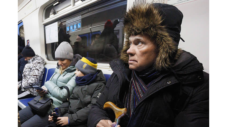  Пожилой мужчина пассажир в вагоне метро