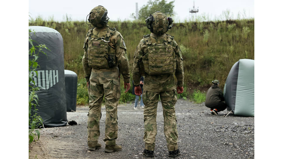 Учащиеся центра военно-патриотической подготовки &quot;Воин во время занятий 