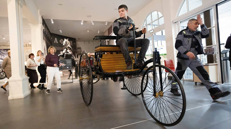 29 января 1886 года Карл Бэнц получил патент на свое изобретение — Benz Patent Motorwagen. С этого момента берет начало эра автомобилестроения