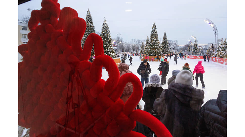 Празднование Китайского нового года в Екатеринбурге. Люди во время катания на &quot;Катке на площади&quot;