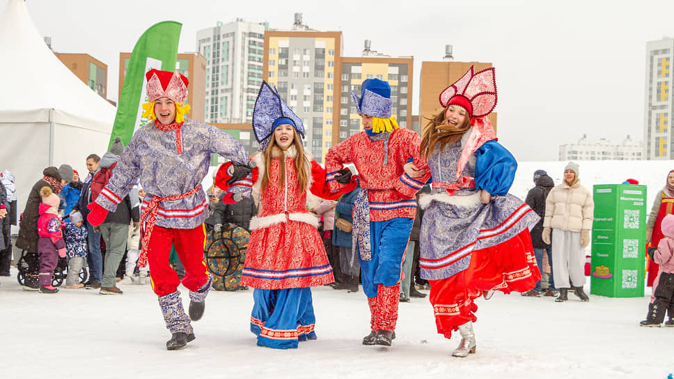 Скоморохи на Масленице в Академическом районе Екатеринбурга