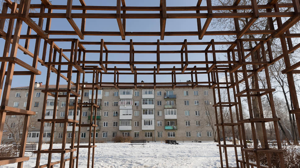 Благоустроенный двор в городе Березовский