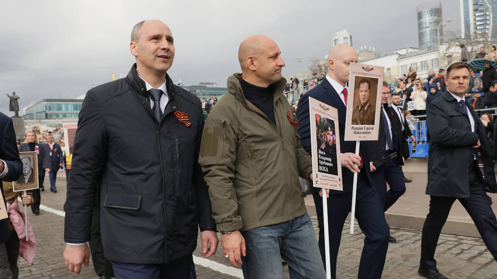 Акция &quot;Бессмертный полк&quot;. Временно исполняющий обязанности губернатора Свердловской области Денис Паслер (слева) и полномочный представитель президента в Уральском федеральном округе Артем Жога (справа)