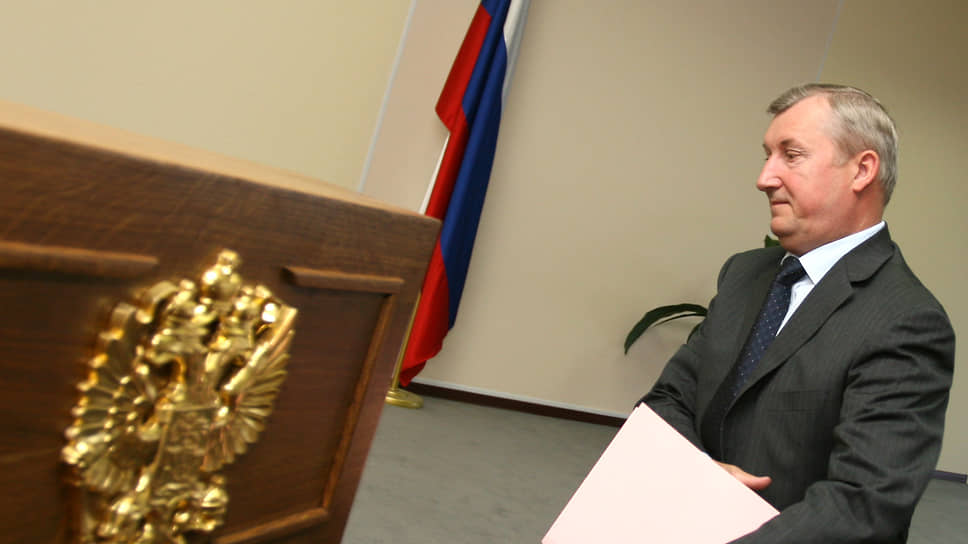 Первым полпредом на Урале стал генерал МВД Петр Латышев. Он занимал должность до своей смерти в 2008 году  