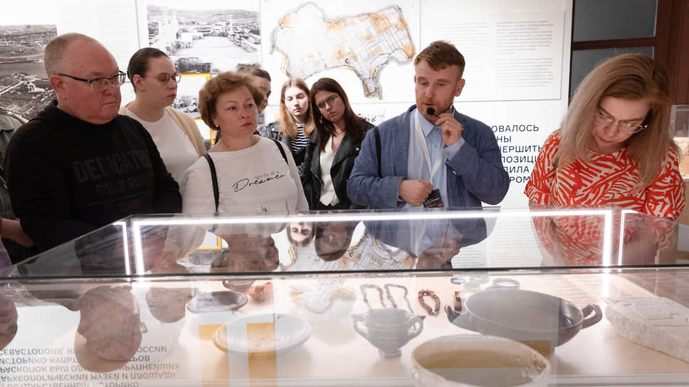 Директор Музея истории Екатеринбурга Игорь Пушкарев во время проведения экскурсии в креативном кластере Л52