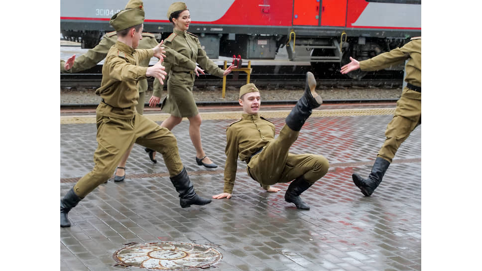 Флешмоб «Вальс Победы» на железнодорожном вокзале Екатеринбурга. Девушки и юноши в форме военнослужащих Красной Армии периода Великой Отечественной войны