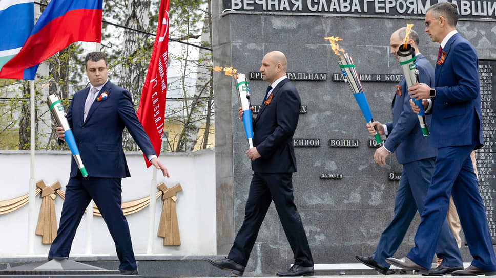Всероссийская акция &quot;Храним огонь Победы&quot;. Церемония зажжения Вечного огня на территории мемориального комплекса, посвященного среднеуральцам, погибшим в годы Великой Отечественной войны. Слева направо: глава муниципального округа Среднеуральск Алексей Стасёнок, полномочный представитель президента России в Уральском федеральном округе Артем Жога, временно исполняющий обязанности губернатора Свердловской области Денис Паслер и генеральный директор АО &quot;Газпром – газораспределение Екатеринбург&quot; Юрий Фишер во время церемонии