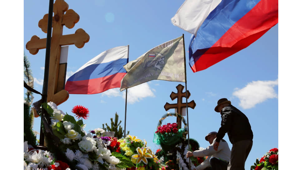 Флаги и кресты на кладбище  в поселке Староуткинск