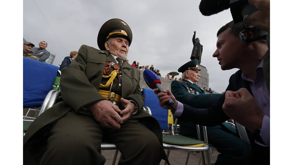 Праздничные мероприятия, посвященные празднованию 80-летия Победы в Великой Отечественной войне. Парад Победы в Екатеринбурге. Ветеран во время интервью 