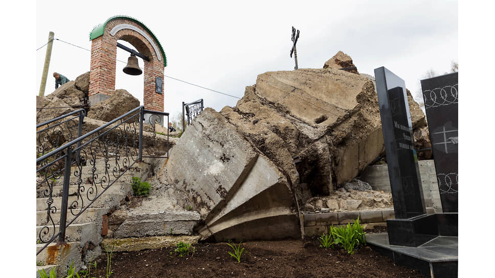  Мемориал на руинах старого Преображенского храма в Серове