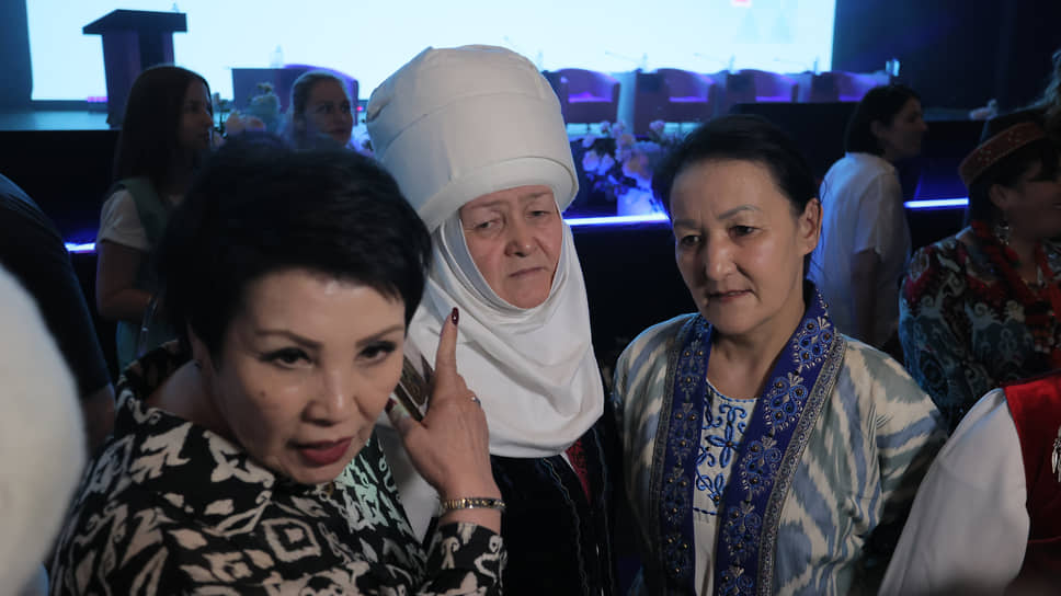 Участницы III Международного женского форума «Единство. Согласие. Развитие», в конгресс-центре Международного выставочного центра «Екатеринбург-ЭКСПО» перед началом церемонии открытия форума