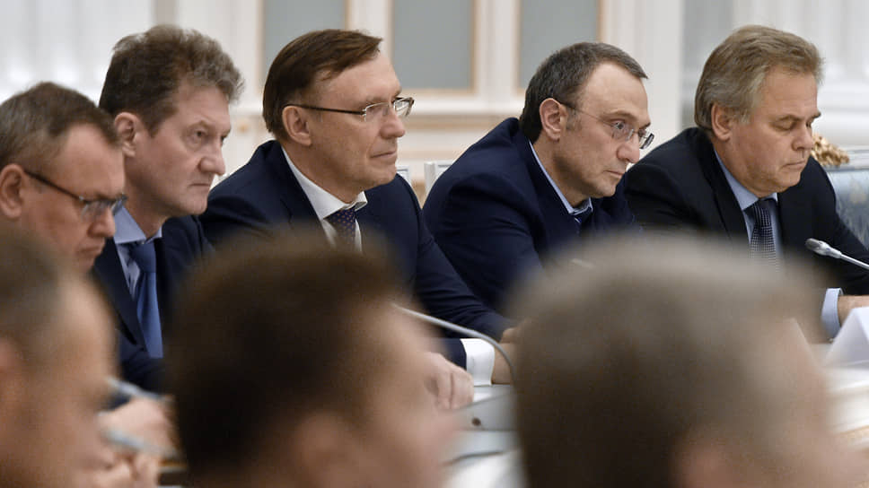 Встреча президента России Владимира Путина с представителями деловых кругов страны  в Кремле. Слева направо: президент, председатель правления ВТБ Андрей Костин, генеральный директор УГМК Андрей Козицын, генеральный директор ОАО &quot;КАМАЗ&quot; Сергей Когогин, член Совета Федерации от Дагестана Сулейман Керимов и руководитель &quot;Лаборатории Касперского&quot; Евгений Касперский во время встречи, 2015 г.