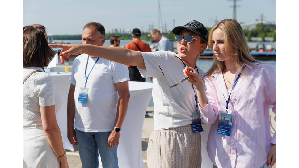 II Юридическая регата в рамках Европейско-Азиатского правового конгресса, на Верх-Исетском пруду, в Екатеринбурге. Участники перед началом соревнований