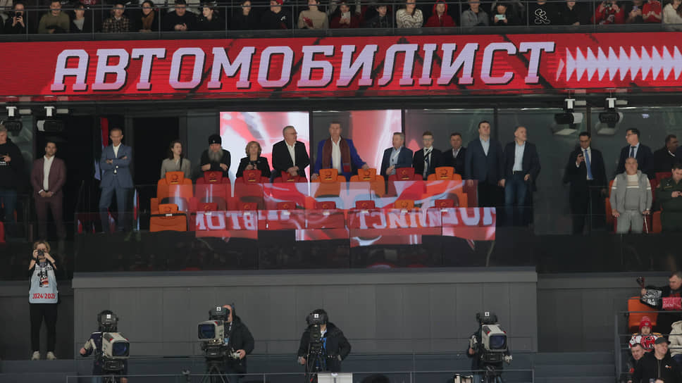 Торжественная церемония открытия ледового комплекса "УГМК Арена" в Екатеринбурге. Матч между хоккейными командами "Автомобилист" (Екатеринбург) и ЦСКА (Москва)