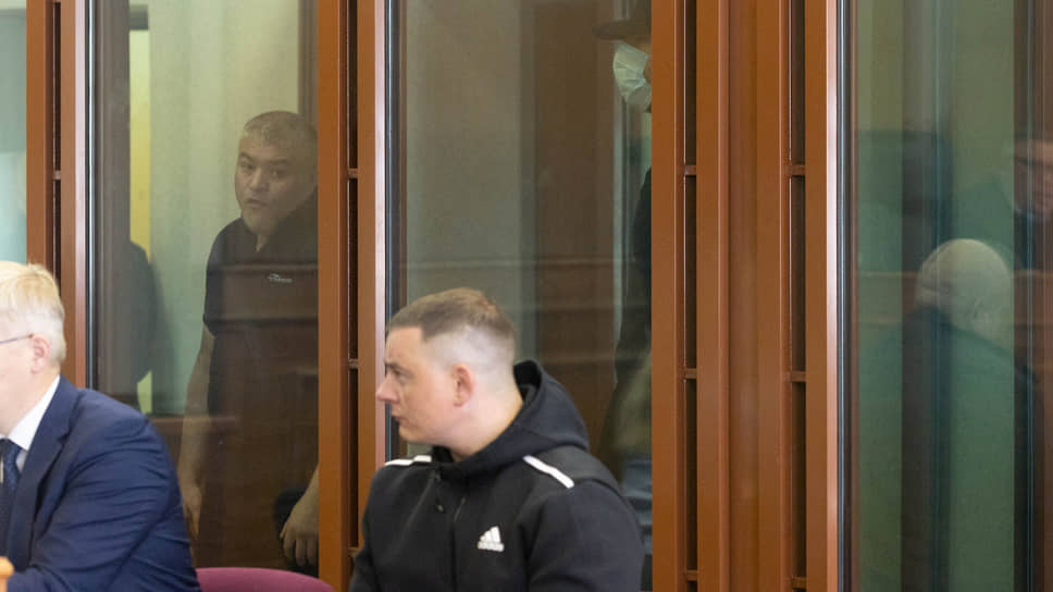Аббас Гулиев и Давид Жоржоладзе в кабине для обвиняемых. Рядом с адвокатом Максим Шатин