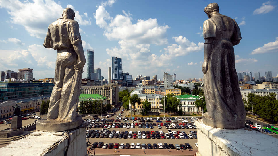 Скульптуры на башне здания администрации Екатеринбурга