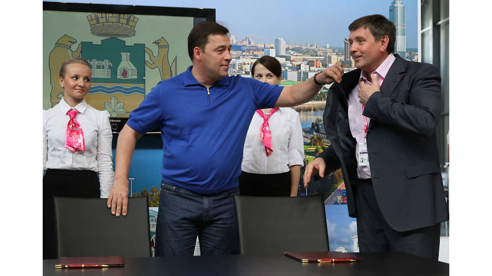 Губернатор Свердловской области Евгений Куйвашев (в центре) и ректор Уральского федерального университета (УрФУ) Виктор Кокшаров (справа) перед подписанием соглашения о сотрудничестве у стенда Екатеринбурга на выставке &quot;Иннопром-2012&quot;