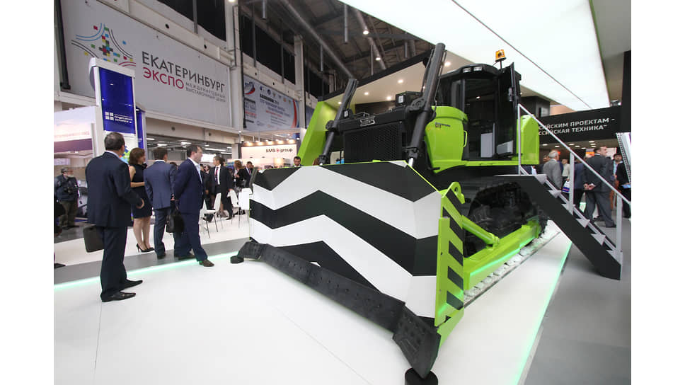 &quot;Иннопром-2015&quot;. Бульдозер на стенде корпорации &quot;Уралвагонзавод&quot; (УВЗ)