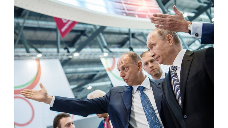 &quot;Иннопром-2017&quot;. Слева направо: председатель совета директоров ТМК Дмитрий Пумпянский, министр промышленности и торговли России Денис Мантуров и президент России Владимир Путин 