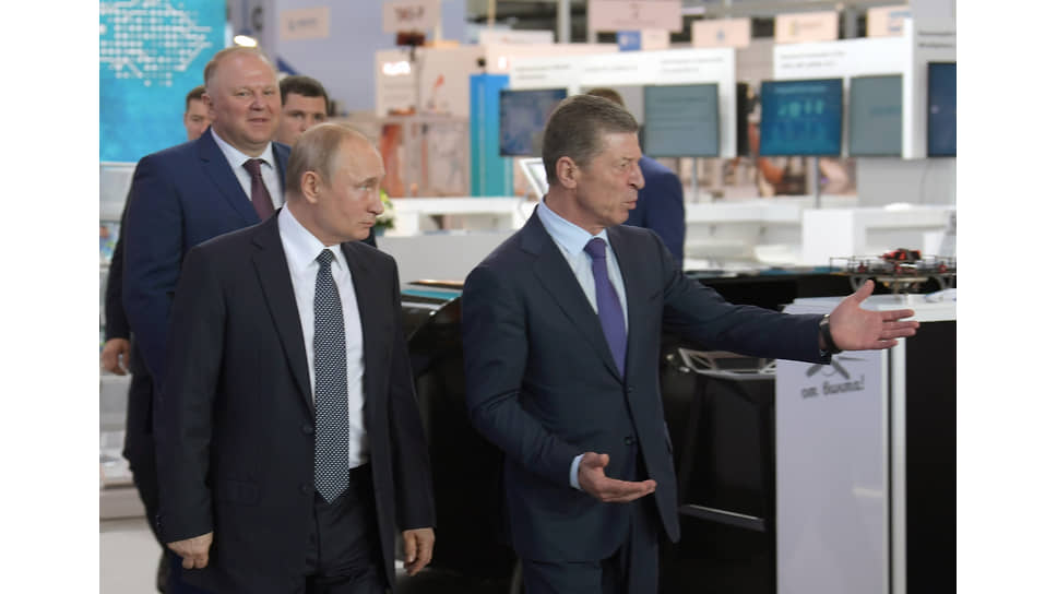 &quot;Иннопром-2019&quot;.  Слева направо: полномочный представитель президента России в Уральском федеральном округе  Николай Цуканов, президент России Владимир Путин и заместитель председателя правительства России Дмитрий Козак во время посещения выставки