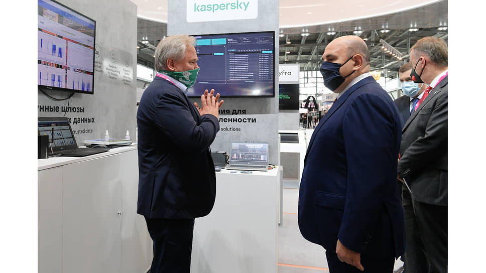 &quot;Иннопром-2021&quot;. Председатель правительства России Михаил Мишустин (справа) и руководитель антивирусных исследований &quot;Лаборатории Касперского&quot; Евгений Касперский (слева) у стенда компании Kaspersky 