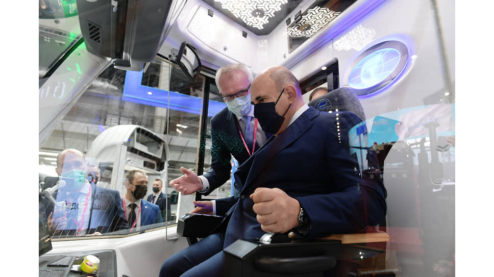 &quot;Иннопром-2021&quot;. Председатель правительства России Михаил Мишустин (справа) во время посещения стенда ОАО &quot;Концерн ПВО &quot;Алмаз – Антей&quot; 