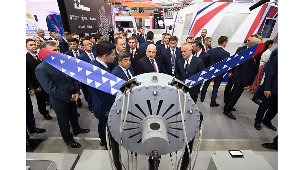&quot;Иннопром-2024&quot;. Председатель правительства России Михаил Мишустин (в центре), премьер-министр Киргизии - руководитель администрации президента Киргизии Акылбек Жапапров (второй слева) и министр промышленности и торговли России Антон Алиханов (слева) во время осмотра выставки