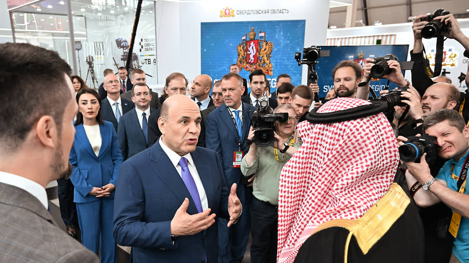&quot;Иннопром-2025&quot;. Председатель правительства России Михаил Мишустин (в центре) во время осмотра выставки