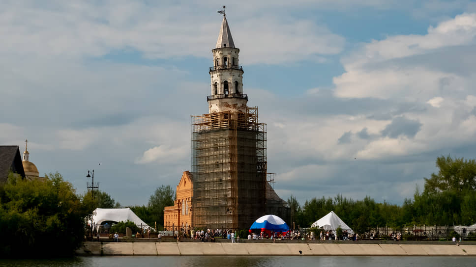Невьянская башня была построена в 1721—1725 годах по приказу Акинфия Демидова 