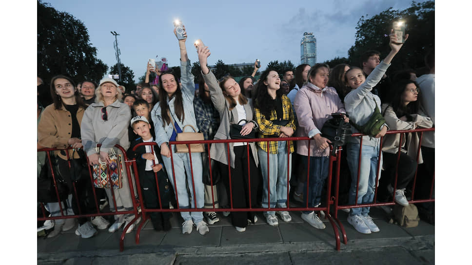 Праздничные мероприятия, посвященные дню строителя, в Екатеринбурге. Зрители во время выступления певца Димы Билана