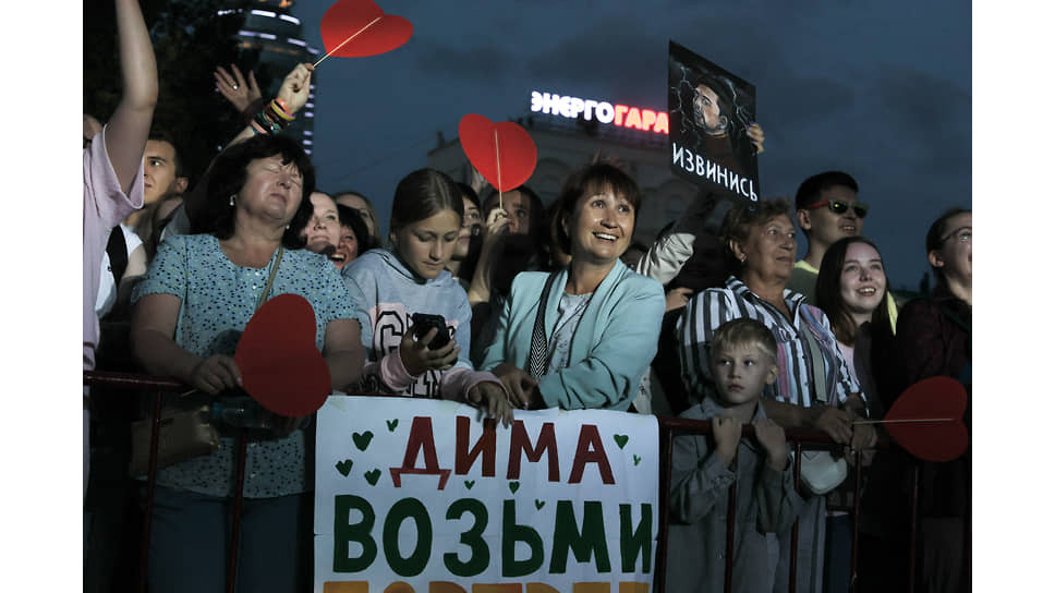 Зрители подготовились ко встрече с артистом - нарисовали плакаты