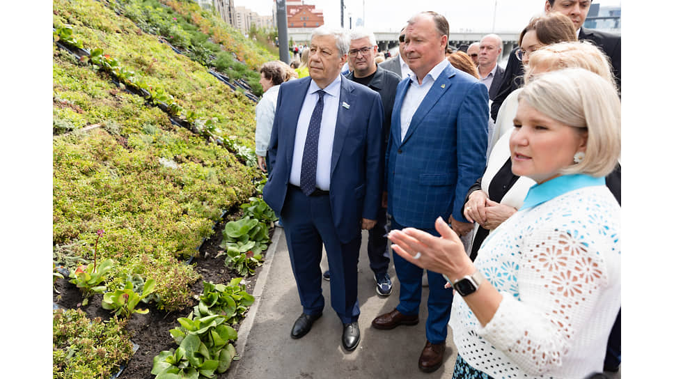 Первый заместитель председателя заксобрания Свердловской области Аркадий Чернецкий,, мэр Екатеринбурга Алексей Орлов и директор фестиваля &quot;Атмофест&quot; Юлия Сорокина во время экскурсии 