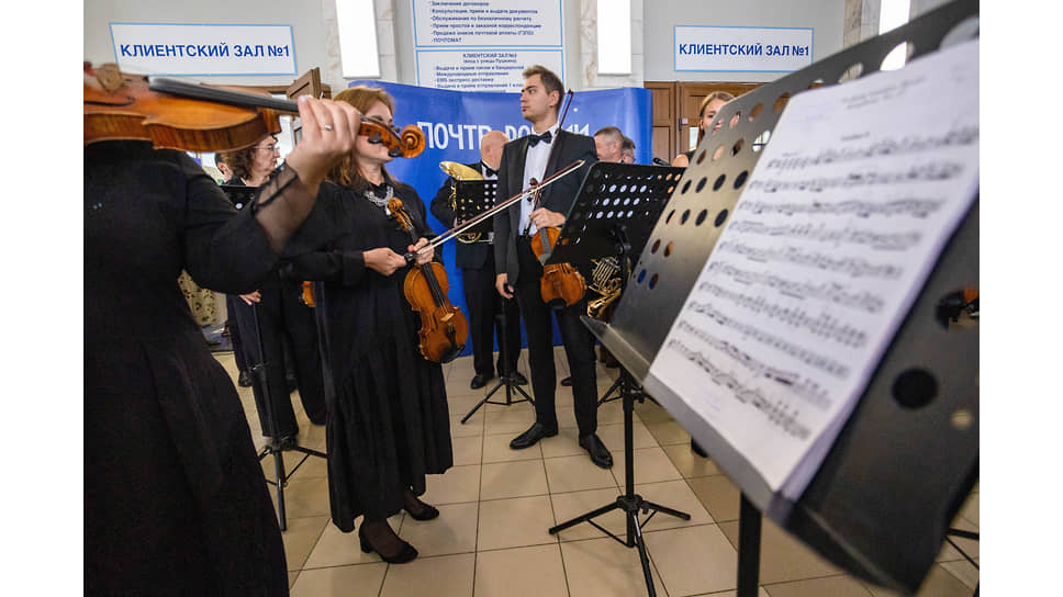 Музыканты оркестра перед началом выступления