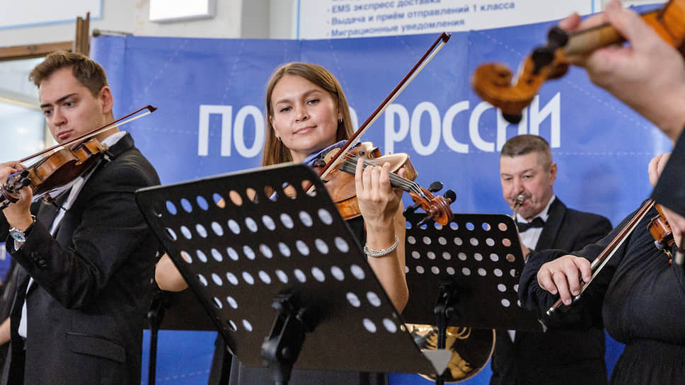 Выступление Уральского академического филармонического оркестра в здании Главпочтамта в Екатеринбурге