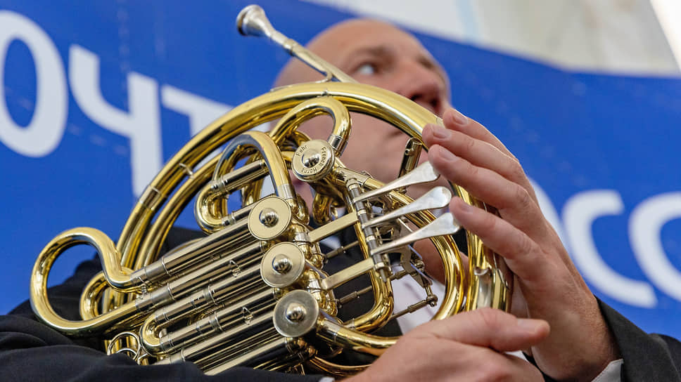 Музыканты оркестра исполнили в здании Главпочтамта симфонию Моцарта