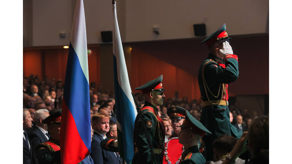 Церемония выноса флага России и флага Свердловской области 