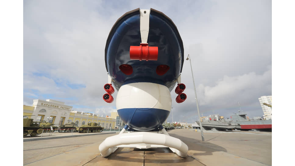 Строительство «Нептуна» было начато в 1989 году, на воду его спустили 18 сентября 1990 года